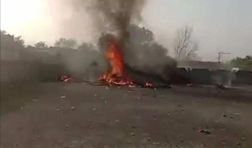 پاک فضائیہ کا طیارہ پشاور کے قریب گر کر تباہ، دونوں پائلٹس شہید