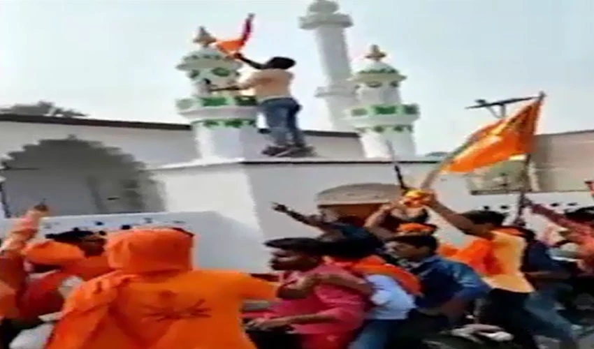 بھارت میں جنونی ہندوؤں کا مسجد پر دھاوا، جھنڈا لہرا دیا