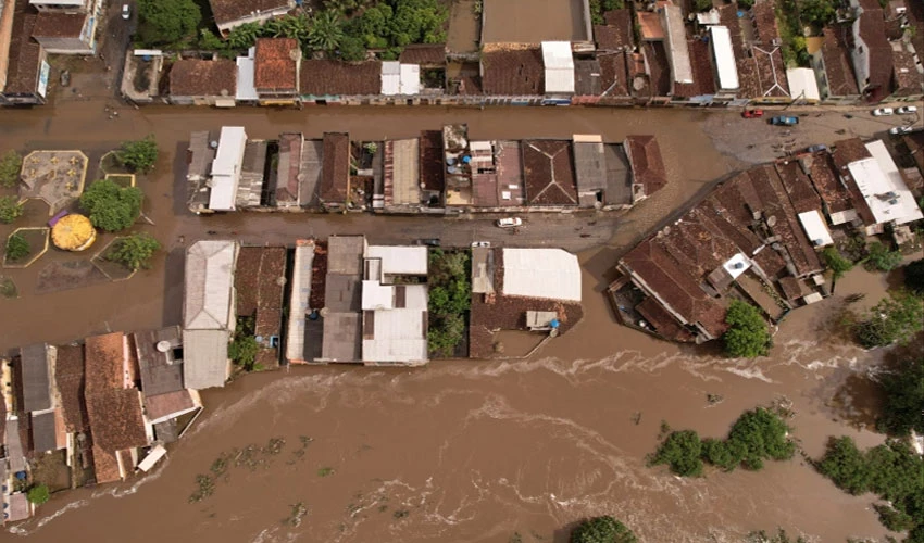 برازیل میں طوفانی بارشوں اور سیلاب سے تباہی، 8 افراد ہلاک، 6 بچوں سمیت 13 لاپتہ