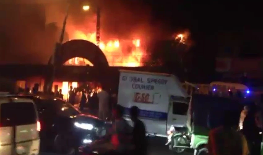 لاہور کے علاقے گڑھی شاہو میں ڈیپارٹمنٹل اسٹور آتشزدگی کے باعث جل کر راکھ