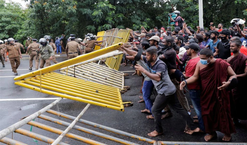 سری لنکا میں معاشی بحران سنگین، شہری پٹرول کیلئے دربدر، کئی پاور پلانٹس بھی بند