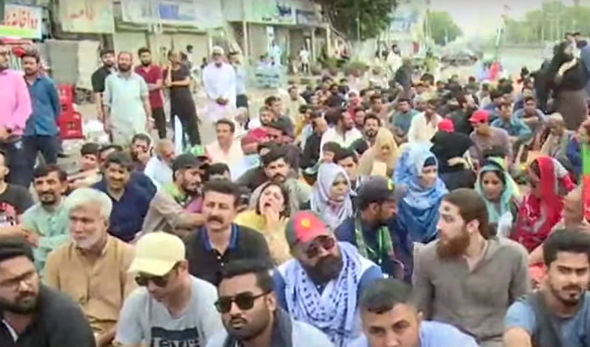 کپتان کے اعلان کے بعد کراچی نمائش چورنگی پر تحریک انصاف کا دھرنا ختم