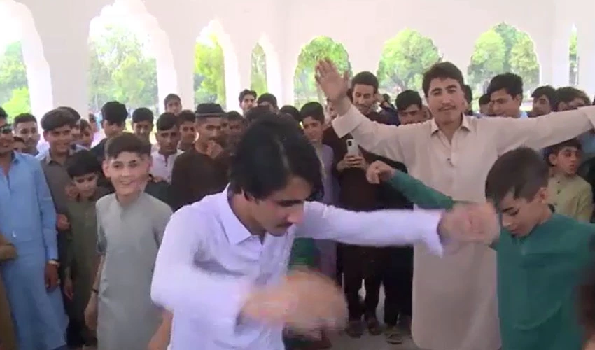 پشاور میں عیدالفطر پر تفریحی مقامات پر شہریوں کا رش
