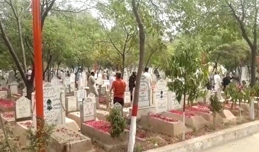 شہریوں کا نمازِعید کے بعد شہر خموشاں کا رخ، پیاروں کی قبروں پر فاتحہ خوانی