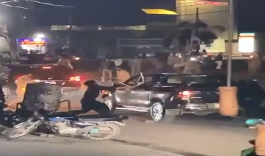 لاہور میں ن لیگی اُمیدوار نذیر چوہان کی گاڑی پر فائرنگ، بیٹا اور گارڈ زخمی