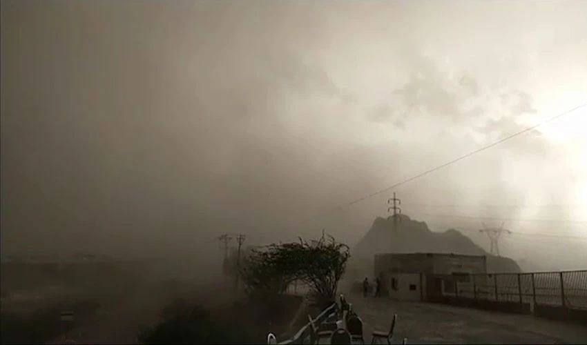 پنجاب کے کئی شہروں میں تیز آندھی اور بارش، لاہور میں ہوا کے جھکڑ چلنے پر 54 فیڈر ٹرپ