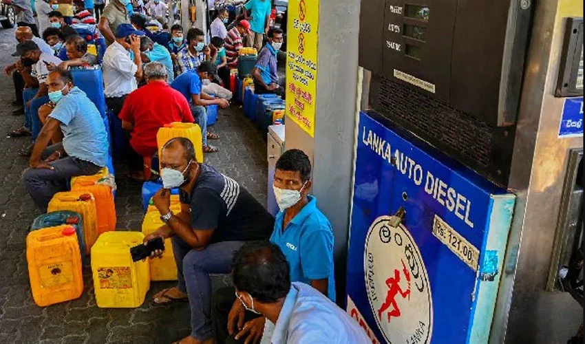 سری لنکا میں ایندھن کا شدید بحران، سرکاری ملازمین اور تعلیمی اداروں کو چھٹیاں دیدی گئیں