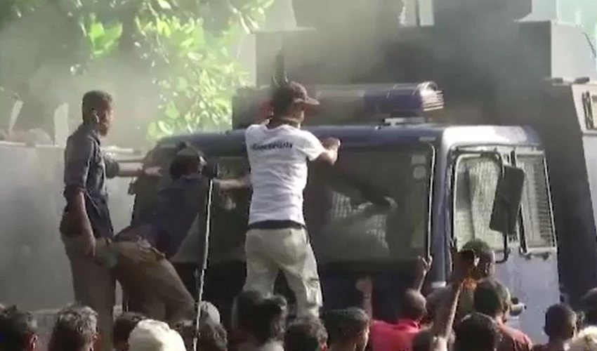 سری لنکا، مشتعل افراد کا فوجی ٹرک پر پتھراؤ، جھڑپوں میں 4 شہری اور 3 فوجی زخمی
