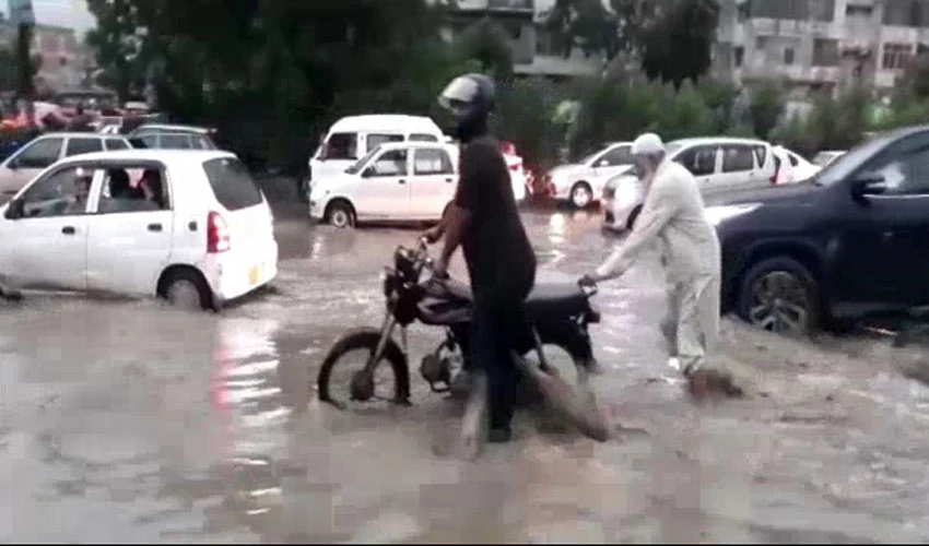 کراچی میں بادل پھر برس پڑے، کہیں ہلکی اور کہیں تیز بارش