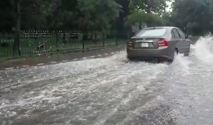 لاہور میں ایک بار پھر موسلا دھار بارش، نشیبی علاقوں میں پانی جمع
