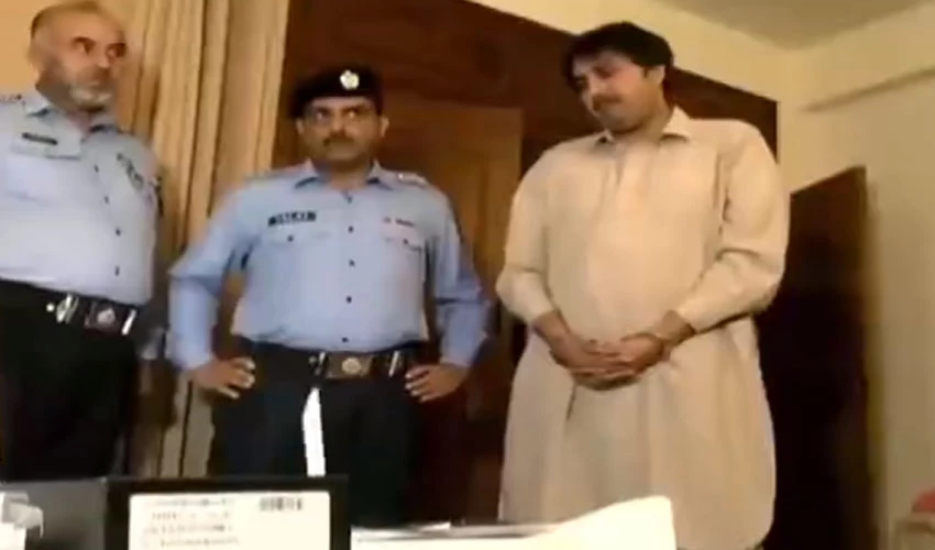 اسلام آباد پولیس کا پارلیمنٹ لاجز میں شہباز گل کو ساتھ لیکر انکے کمرے پر چھاپہ