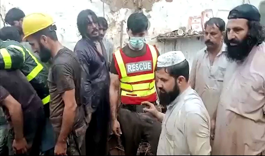 مردان میں بارش سے خستہ حال مکان کی چھت گر گئی، 3 خواتین جاں بحق