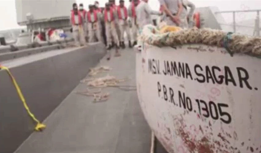 پاک بحریہ کی بروقت امدادی کارروائی، بھارتی کشتی میں سوار 10 میں سے 9 افراد کو بچا لیا گیا