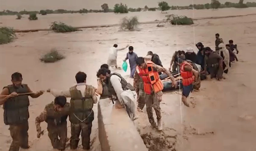 پاک فوج سندھ اور بلوچستان میں سیلاب زدگان کی مدد میں مصروف