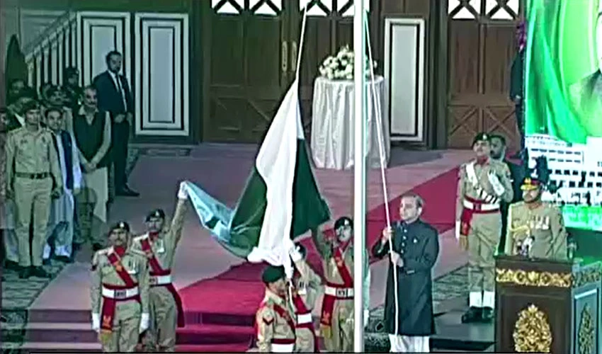 یومِ آزادی پر جناح کنونشن سنٹر اسلام آباد میں مرکزی تقریب، وزیراعظم نے پرچم کشائی کی
