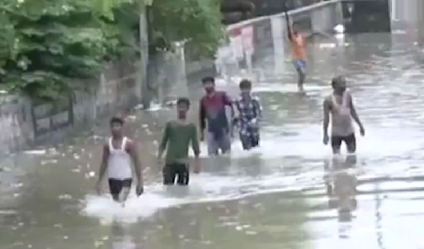 بھارتی شہر لکھنؤ میں ایک ماہ کی اوسط بارش ایک ہی دن میں برس پڑی