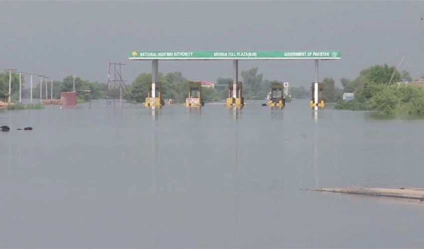 منچھر جھیل کا سیلابی پانی دریائے سندھ کی جانب بڑھنے لگا، انڈس ہائی وے وسیکڑوں دیہات زیرِآب