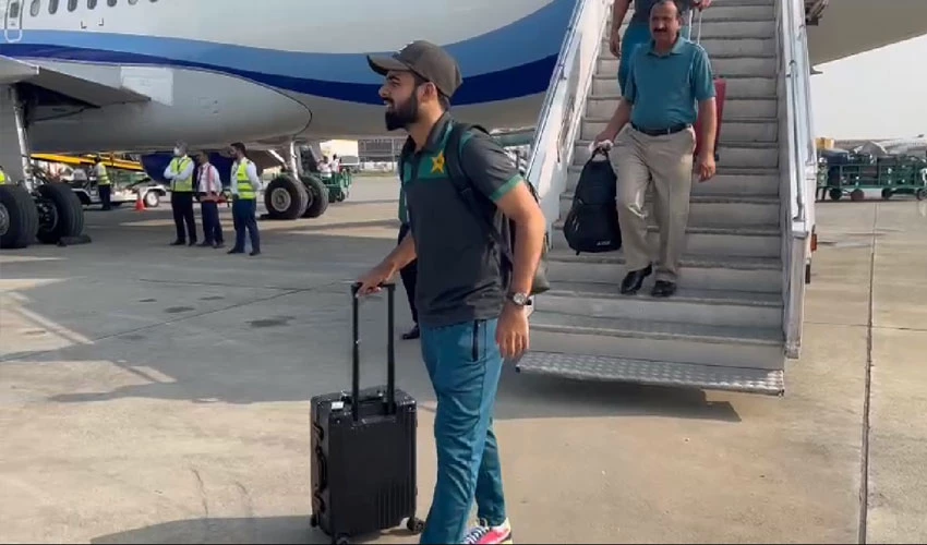 پاکستان اور انگلینڈ کی ٹیمیں چارٹرڈ فلائٹ سے لاہور پہنچ گئیں