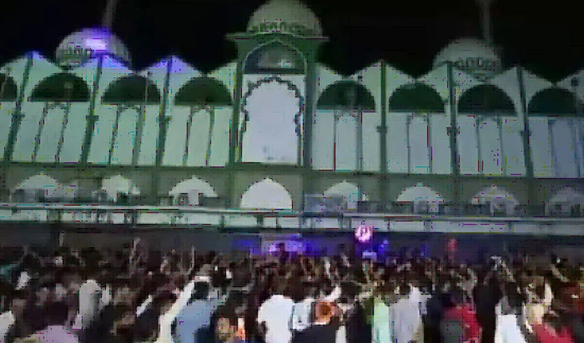بھارت میں ریاست کرناٹکا میں انتہاپسند ہندو کی مسجد کے سامنے ہلڑ بازی