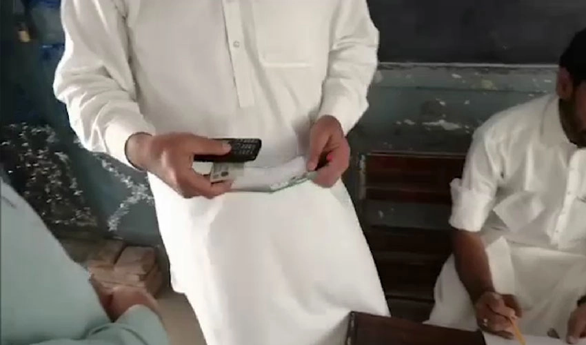 چیف الیکشن کمشنر کا پولنگ اسٹیشنز پر موبائل کے استعمال کا نوٹس