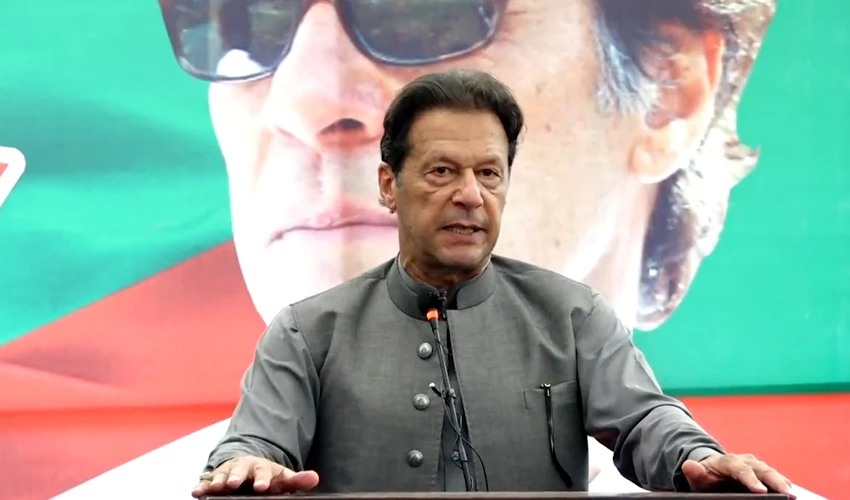 عمران خان نے لانگ مارچ کیلئے وزیراعلی ہاؤس پشاور میں کارکنوں سے حلف لے لیا