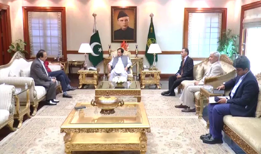 وزیراعلیٰ پرویز الہٰی سے اووسیز پاکستانیوں کی ملاقات، فلڈ ریلیف فنڈ کیلئے چیک پیش کیے