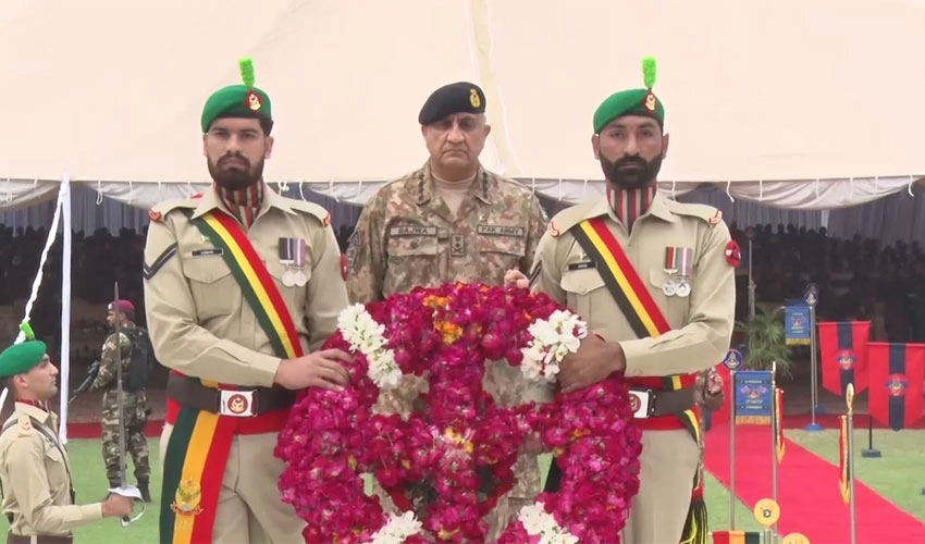 آرمی چیف کا پشاور میں کور ہیڈکوارٹرز کا دورہ، یادگار شہدا پر پھول چڑھائے