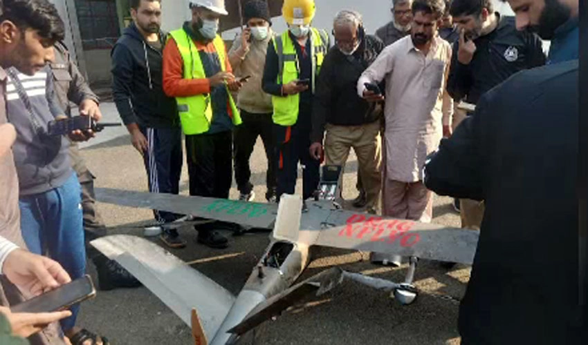 لاہور کے علاقے علی ٹاؤن میں پراسرار ریموٹ کنٹرول طیارہ گر گیا