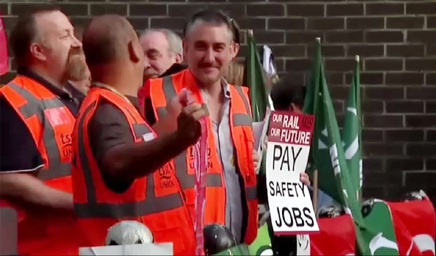 تنخواہوں میں اضافے کا تنازع، ریلوے ملازمین کی ہڑتال سے برطانوی معیشت کو دھچکا