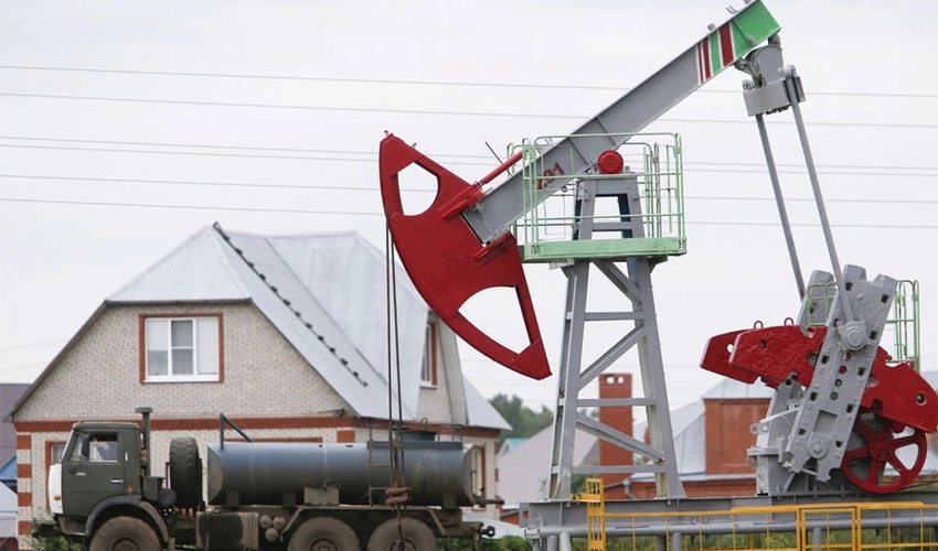 چین میں سپلائی بڑھنے کا امکان اور ڈالر کی قدر گرنے سے خام تیل کی قیمتوں میں اضافہ