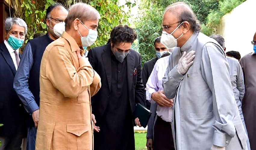 وزیراعظم شہباز شریف سے سابق صدر زرداری کا رابطہ، پنجاب کی صورتحال پر تبادلہ خیال