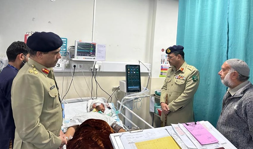 آرمی چیف کا سی ایم ایچ راولپنڈی کا دورہ، بنوں آپریشنز کے دوران زخمی ہونے والے افسروں اور جوانوں کے بلند حوصلے کو سراہا