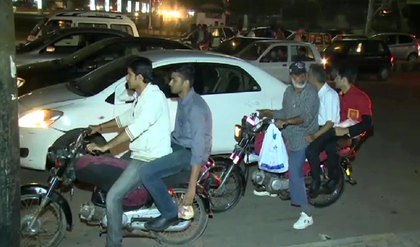 کراچی میں نیوایئر پر موٹرسائیکل کی ڈبل سواری پر پابندی کچھ دیر بعد ہی ہٹا دی گئی