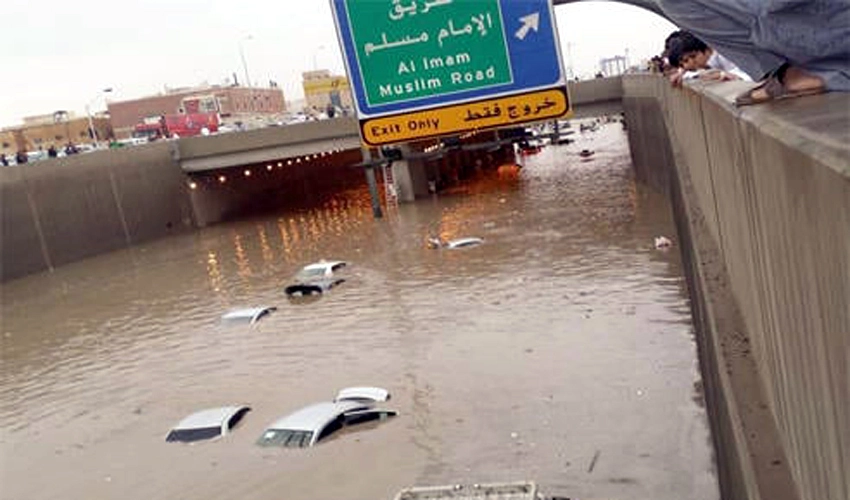 سعودی عرب، موسلادھار بارش کے باعث 4 انڈر پاس عارضی طور پر بند، سڑکیں زیر آب آگئیں