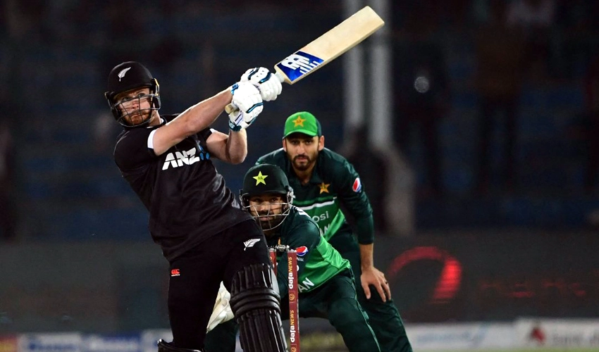 نیوزی لینڈ نے پاکستان کو آخری میچ میں 2 وکٹ سے شکست دے دی، سیریز بھی 1-2 سے جیت لی