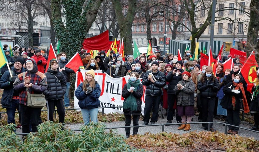 قرآن پاک کی بے حرمتی پر انقرہ میں سویڈش سفارت خانے کے باہر احتجاج