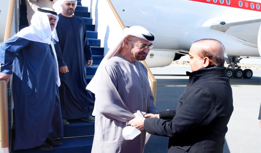 صدر یو اے ای محمد بن زید النہیان پاکستان پہنچ گئے، وزیراعظم شہباز شریف نے استقبال کیا