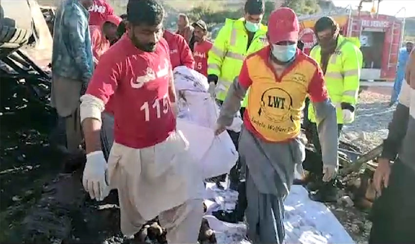 لسبیلہ میں مسافر کوچ کھائی میں جاگری، 41 افراد جاں بحق