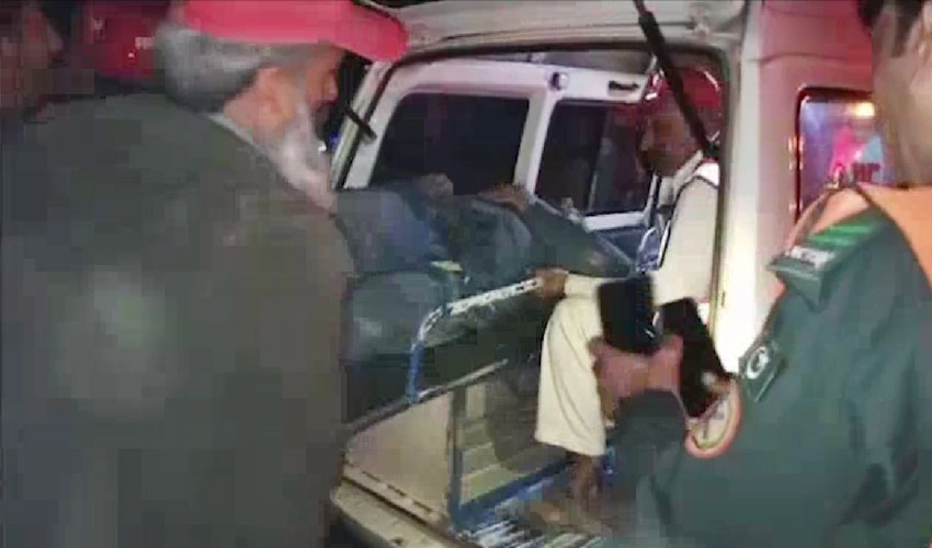 رحیم یار خان موٹروے ایم فائیو پر مسافر وین ٹائر پھٹنے سے بس سے جا ٹکرائی، 13 جاں بحق
