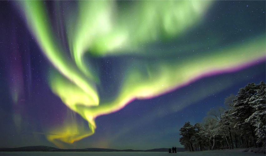 فن لینڈ کا آسمان نمودار ہونیوالی رنگین شمالی روشنیوں میں نہا گیا