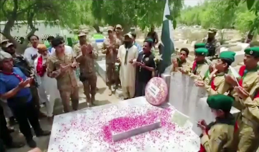 یوم تکریم شہدا پاکستان پر ملتان ریجن میں شہداء کی قبروں پر حاضری