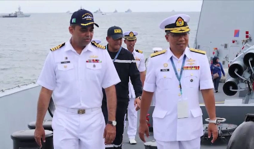 پاک بحریہ کے جہاز پی این ایس شاہجہاں کا ملائیشیا کی بندرگاہ لنگکاوی کا دورہ