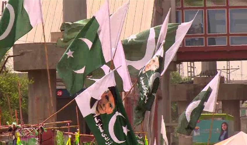 یوم آزادی کا جشن کل بھرپور انداز میں منانے کی تیاریاں، ملک میں ہر سو سبز ہلالی پرچموں کی بہار
